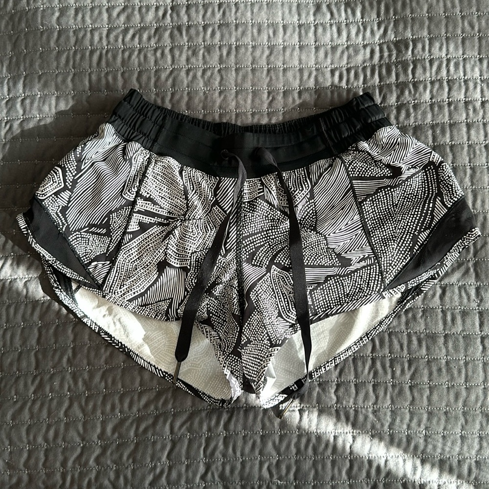 Lululemon Hotty hot shorts with drawstring 
2.5 inch
Black and White 
*No Liner*